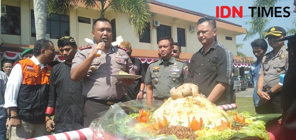 HUT Bhayangkara Ke-73, FKOR DIY Hadiahi Tumpeng ke Polres Bantul