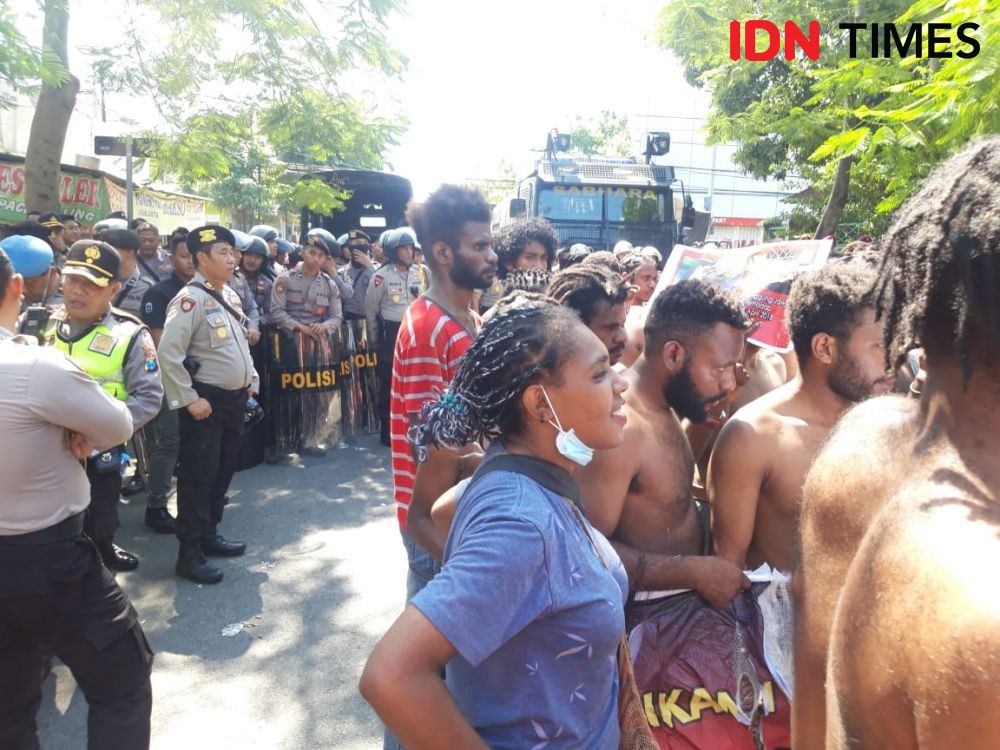 Usai Bentrok dengan Polisi, Mahasiswa Papua Lanjutkan Orasi Proklamasi