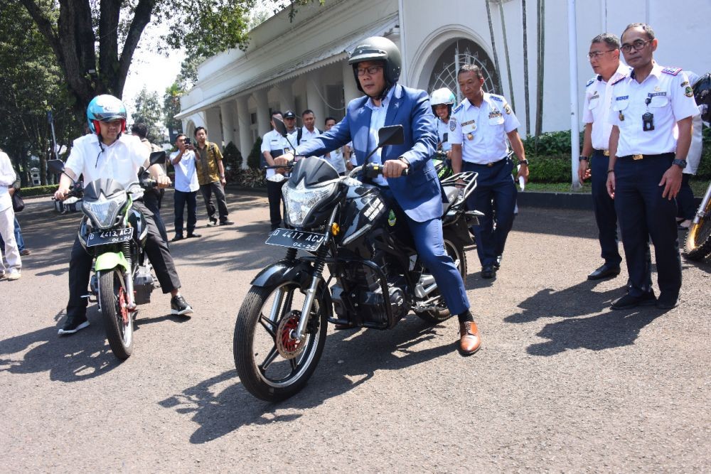 Hibah untuk Masjid, Motor Listrik Ridwan Kamil Seharga Rp35 Juta 