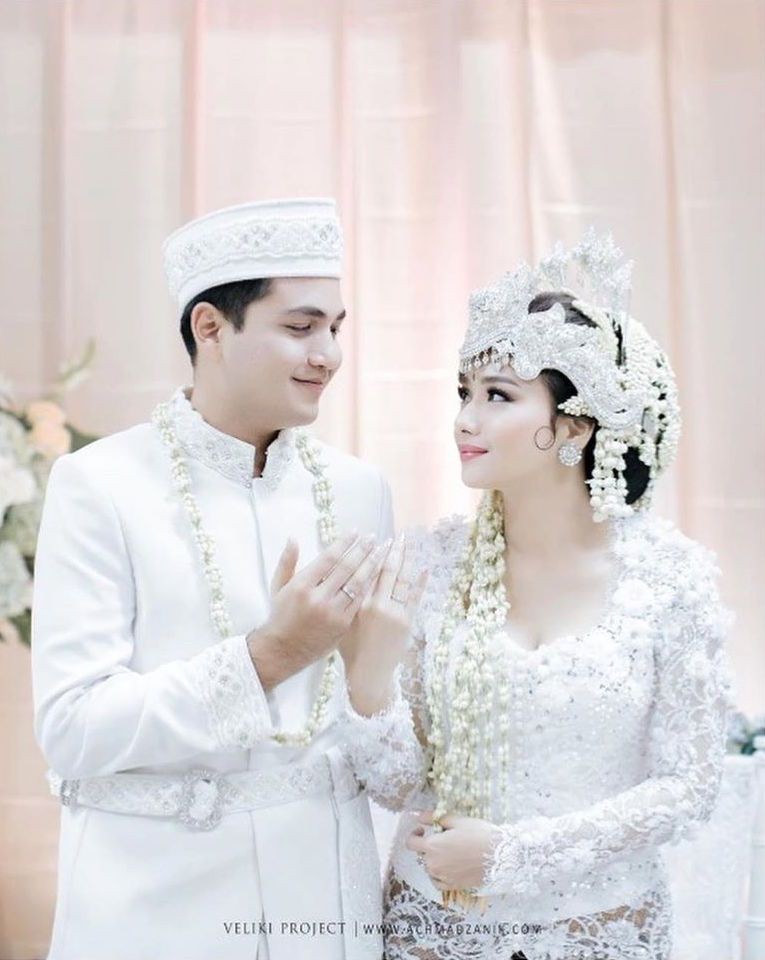 10 Potret Mesra Rizky Alatas & Adzana Bing Slamet yang Bikin Baper