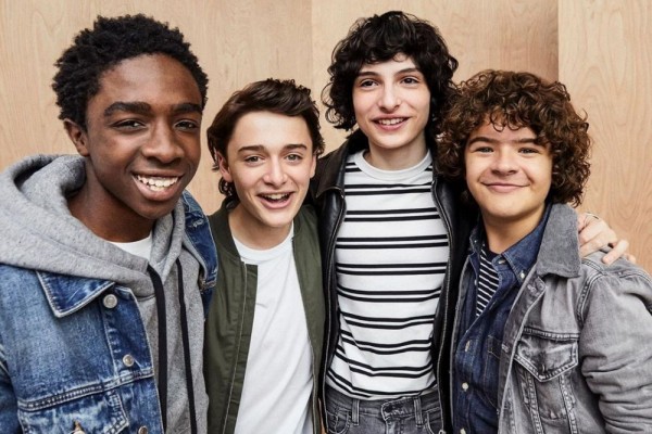10 Bromance Pemain "Stanger Things" yang Selalu Bikin Kangen Nonton