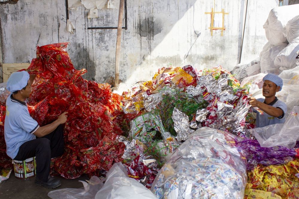 Sampah Plastik di 2 Anak Sungai Palembang Diangkut 4 Truk Setiap Hari