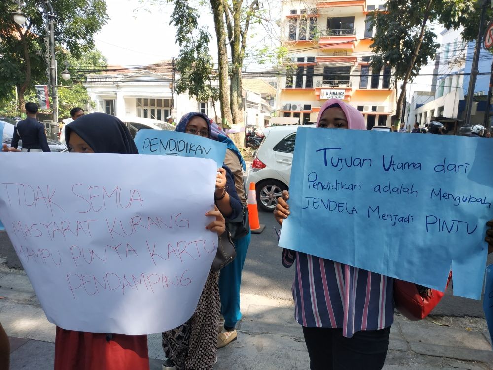 Puluhan Emak-emak Protes Anaknya Gagal Masuk Sekolah Lewat PPDB