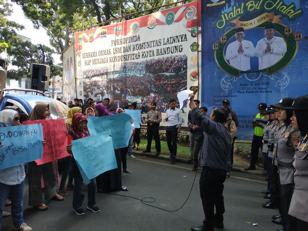 Puluhan Emak-emak Protes Anaknya Gagal Masuk Sekolah Lewat PPDB