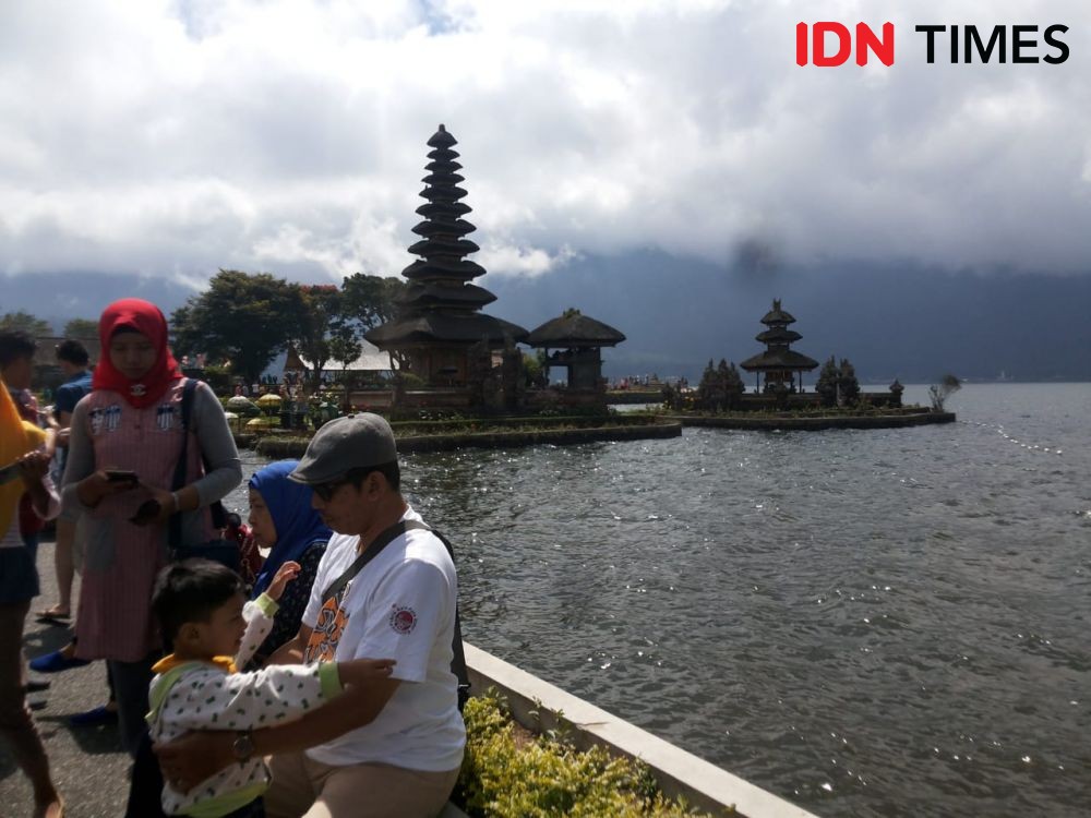 Ulun Danu Beratan Tetap Ramai Meski Syarat Masuk ke Bali Diperketat