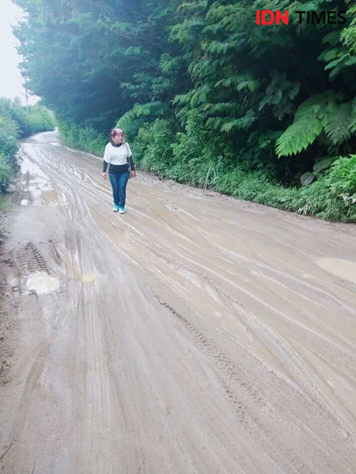 Masyarakat Keluhkan Jalan Rusak Menuju Kawasan Danau Toba Haranggaol