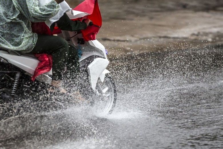 Ini 5 Tips Aman Berkendara Sepeda Motor saat Hujan