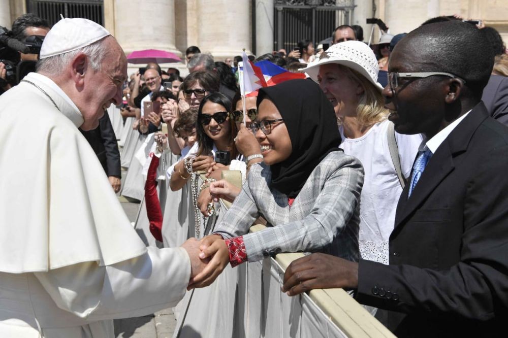 [FOTO] Fakta Dewi, Muslimah Indonesia yang Bersalaman dengan Paus