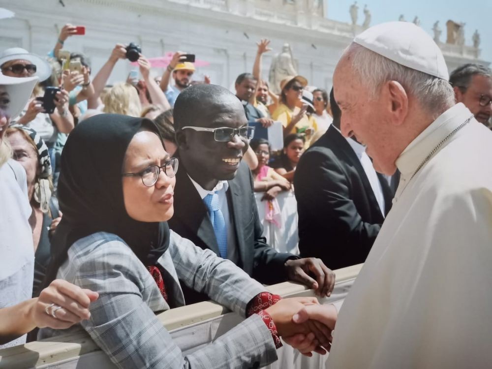 [FOTO] Fakta Dewi, Muslimah Indonesia yang Bersalaman dengan Paus