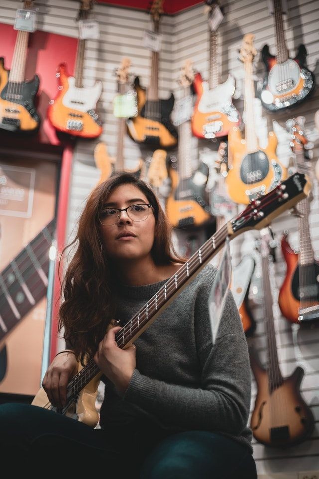 5 Cara Bermain Gitar yang Mudah untuk Si Pemula