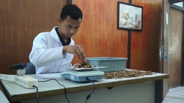 Tiga Mahasiswa Magelang Manfaatkan Kulit Kacang jadi Prebiotik