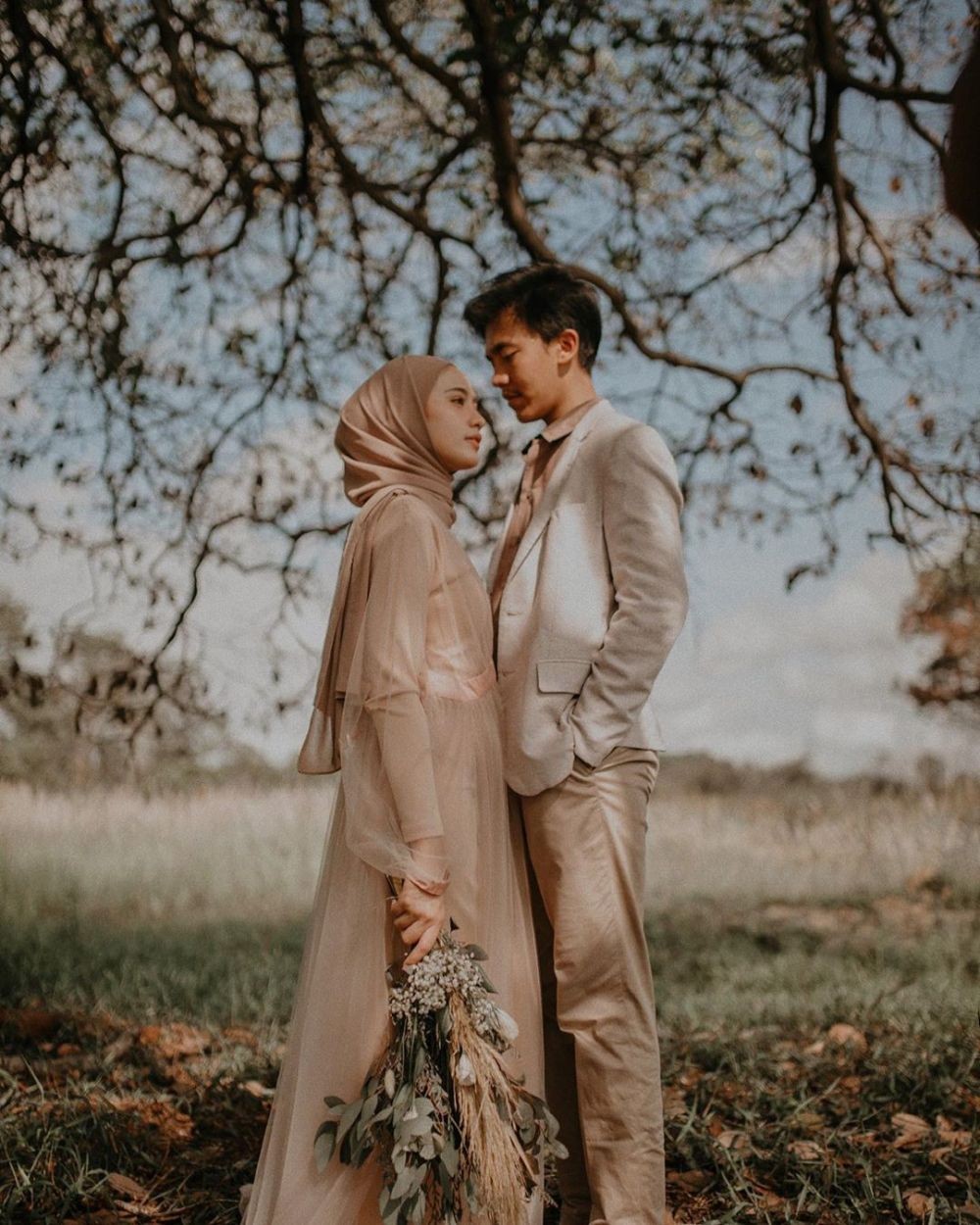 Cantik Foto Prewedding Hijab Casual Outdoor | Gallery Pre Wedding
