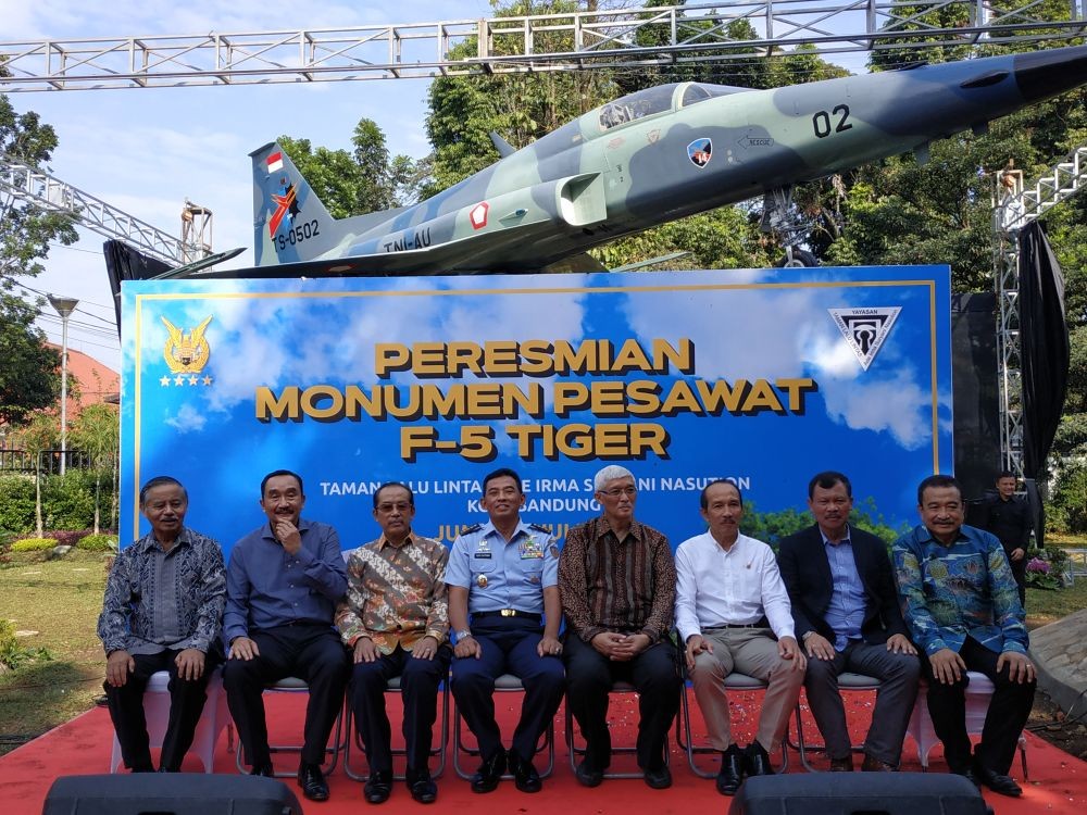 Taman Lalu Lintas Bandung Kini Dijaga Pesawat F-5 Tiger Milik TNI AU
