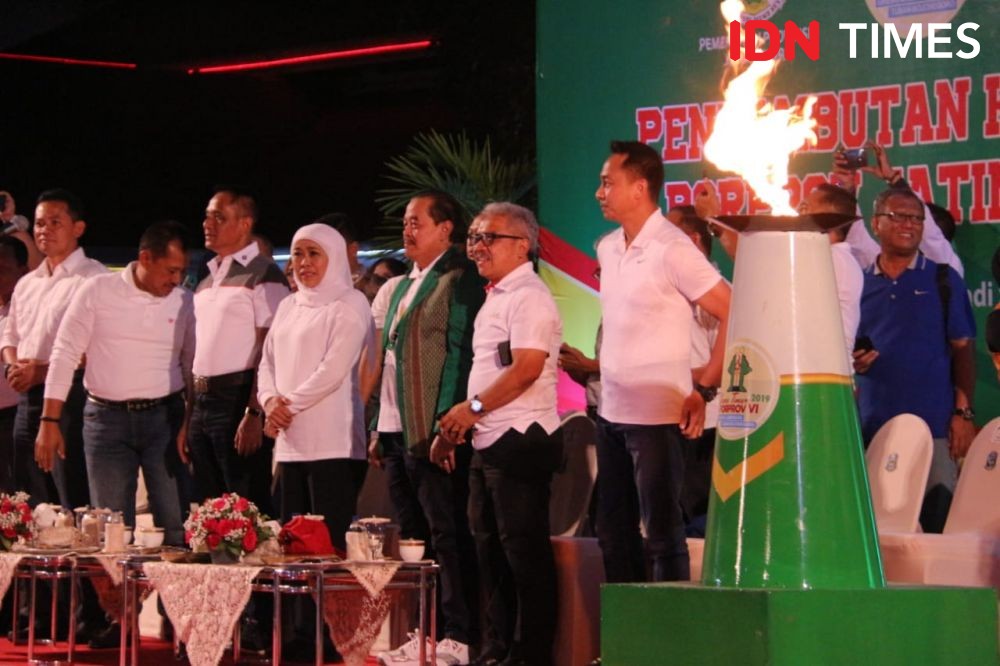 Meriahnya Pawai Obor Porprov 2019 di Grahadi Surabaya