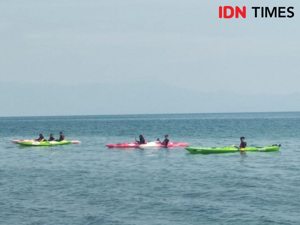 Targetkan Tembus Rekor MURI, Tim Kayak URaL 28 Jajal Danau Toba