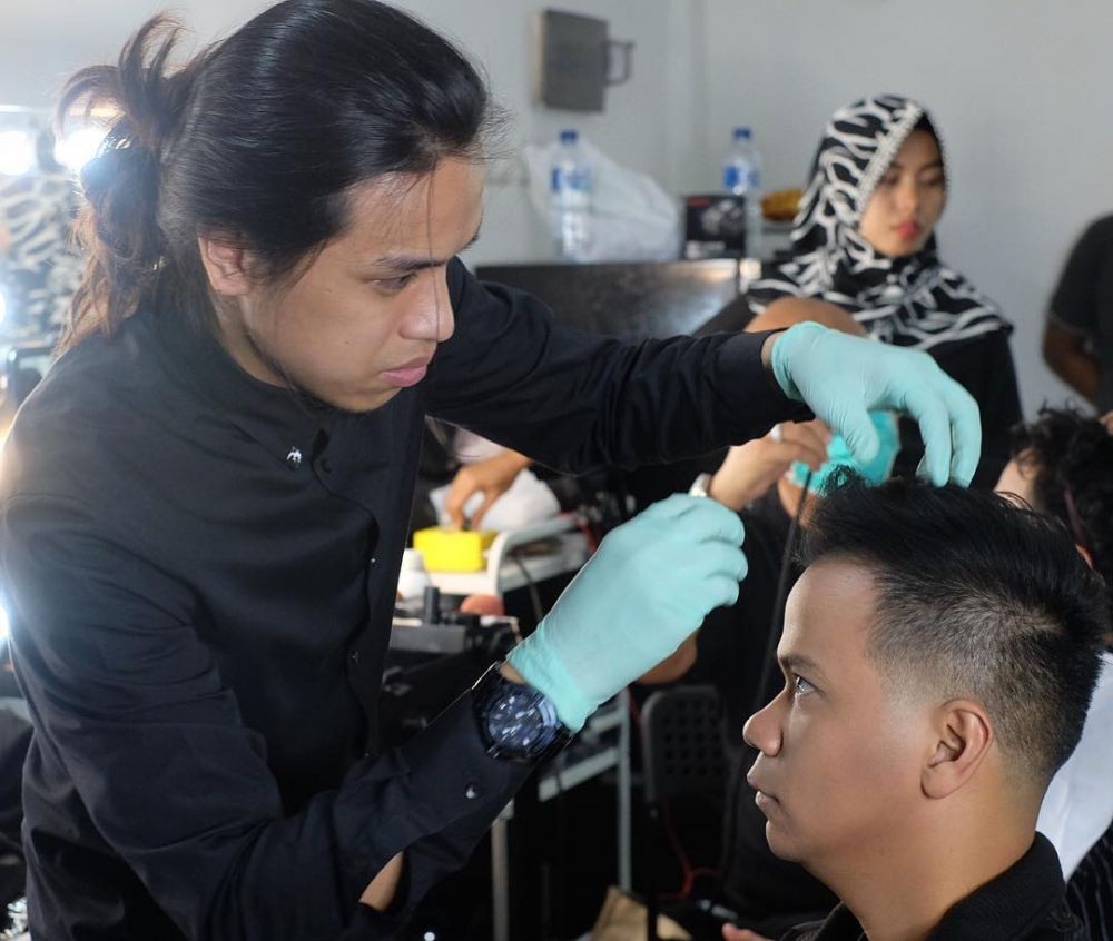 Yanus Putrada, Gagal Jadi Insinyur Kini Hairdresser Kesayangan Artis
