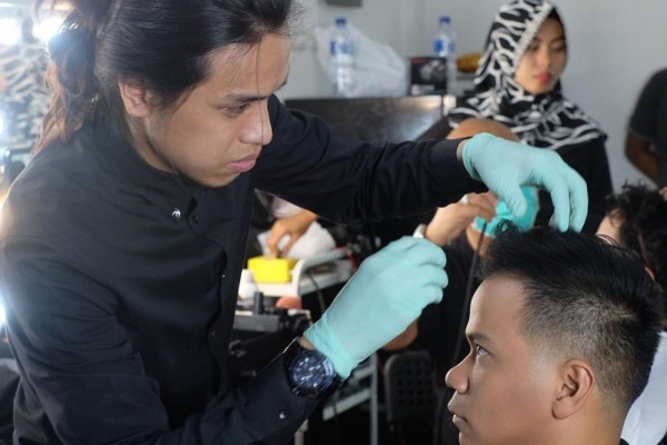 Yanus Putrada, Gagal Jadi Insinyur Kini Hairdresser Kesayangan Artis