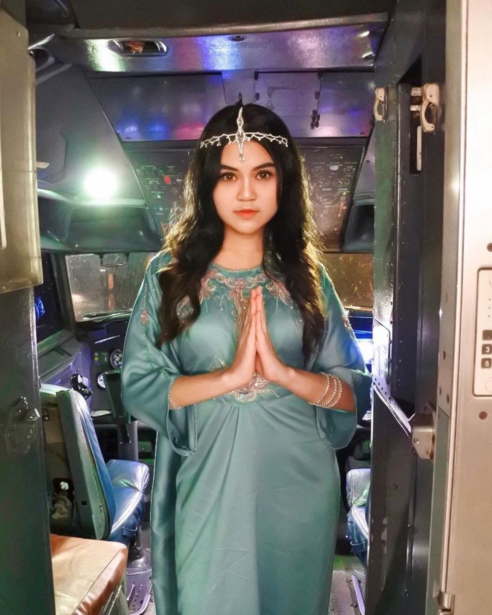 Serem! 10 Potret Selebgram Indrayani Rusady Dandan ala Annabelle