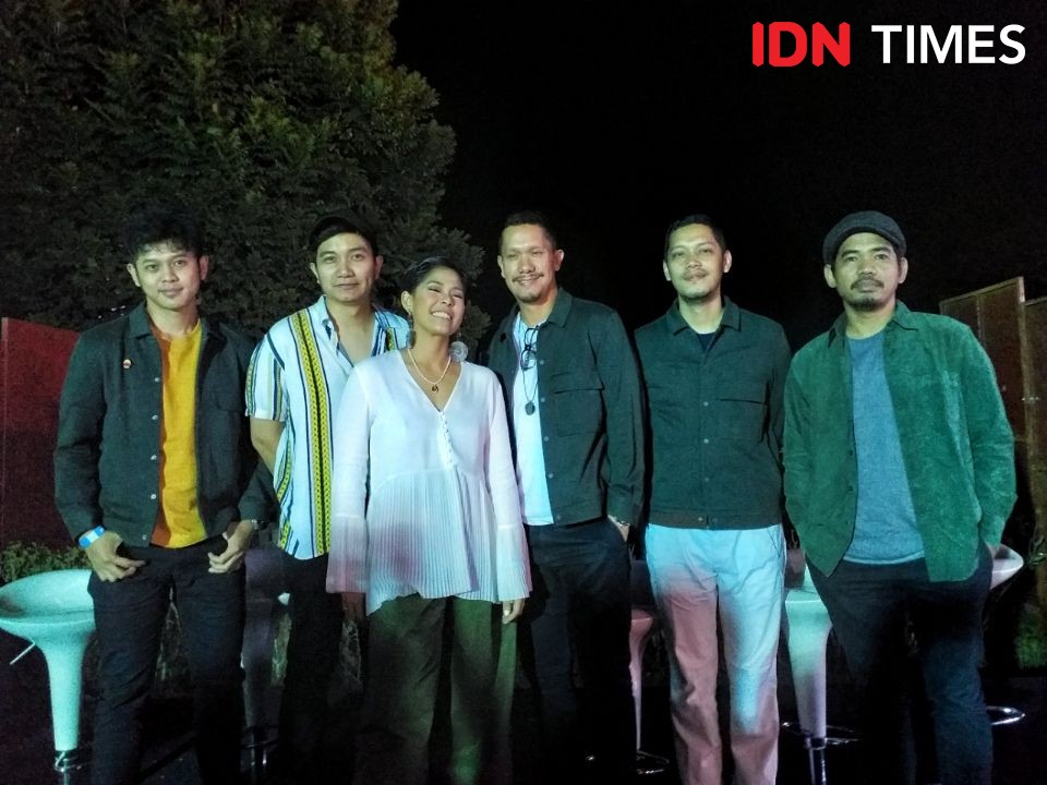9 Potret Aksi Panggung Maliq & D'Essentials di Prambanan Jazz 2019