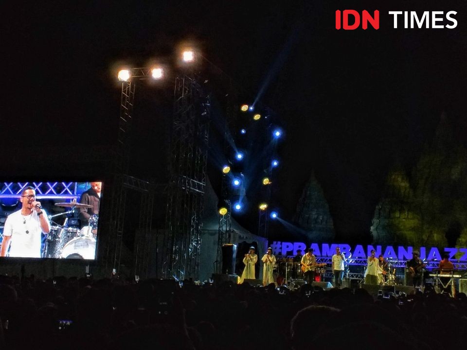 9 Potret Aksi Panggung Maliq & D'Essentials di Prambanan Jazz 2019