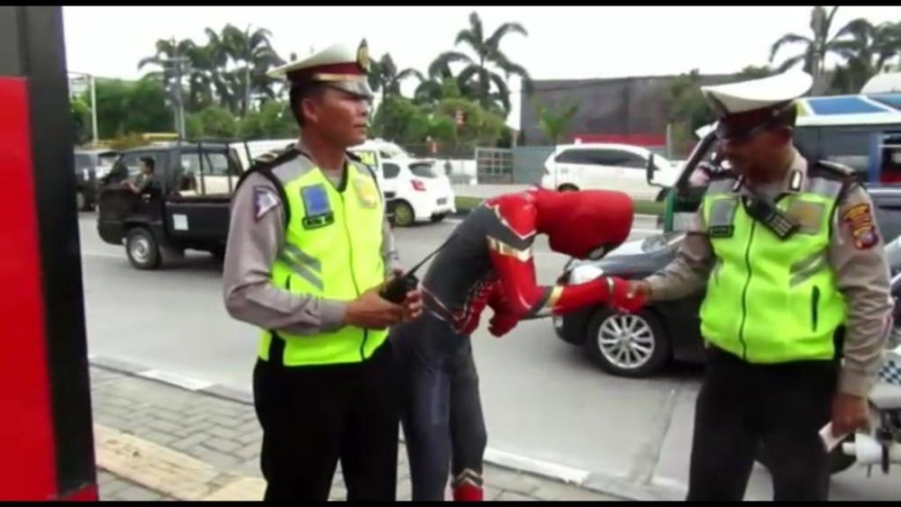 Video Viral Pengendara Tabrak Polisi karena Langgar Lalu Lintas