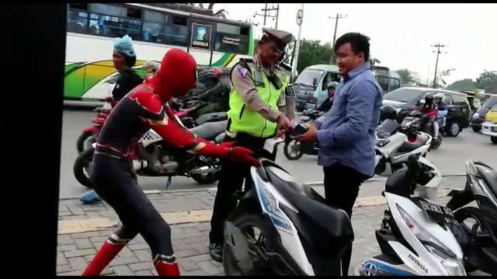 Nekatnya Polisi Medan, Spider-Man pun Ikut Ditilang 