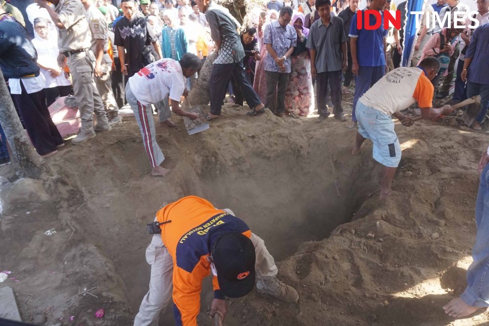[FOTO] 10 Momen Haru Saat Pemakaman Sutopo BNPB di Boyolali
