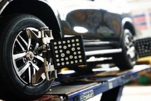 Ini 5 Tanda Mobilmu Sudah Harus Spooring dan Balancing