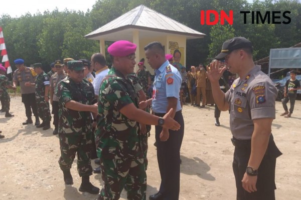Prajurit Yonif 8 Marinir Renovasi Masjid dan Pasang Penerangan Jalan