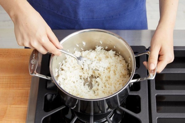 Cara menanak nasi di kompor