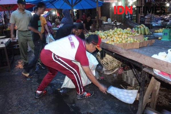 Polisi Pematangsiantar Gotong Royong Bersihkan Pasar Tradisional