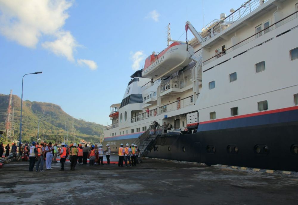 Kembali Bersandar, Kapal MV Silver Discover Disambut Tari Gandrung