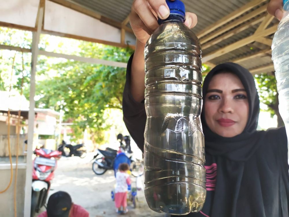 Limbah Rumah Tangga Buat Air Sungai di Bandung Hitam dan Berbusa
