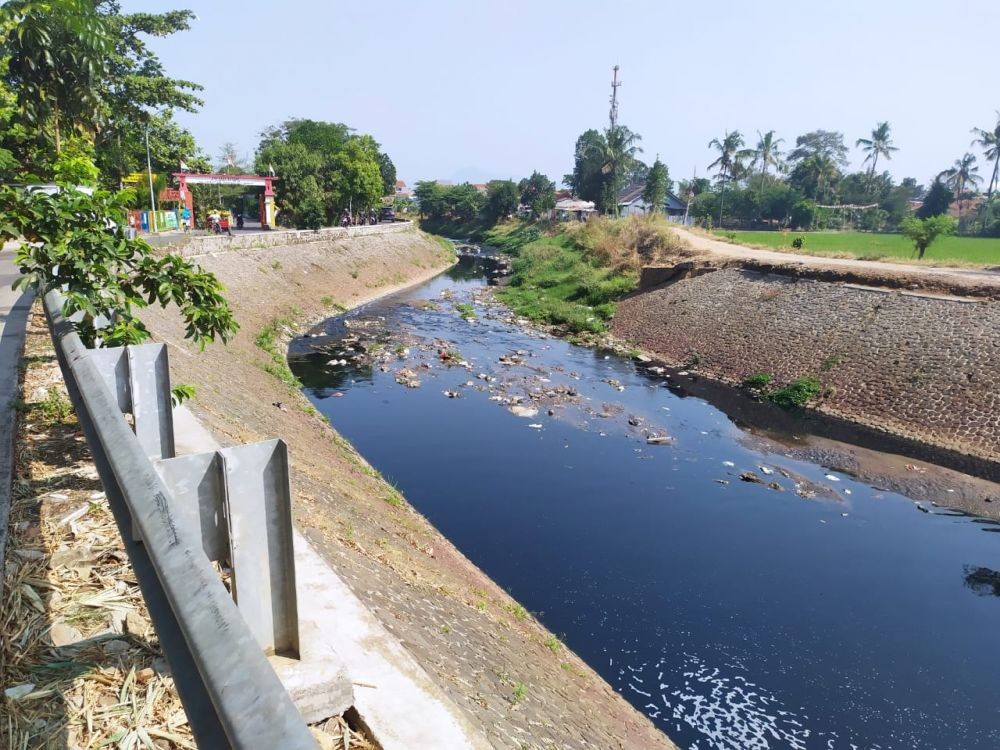 Limbah Rumah Tangga Buat Air Sungai di Bandung Hitam dan Berbusa