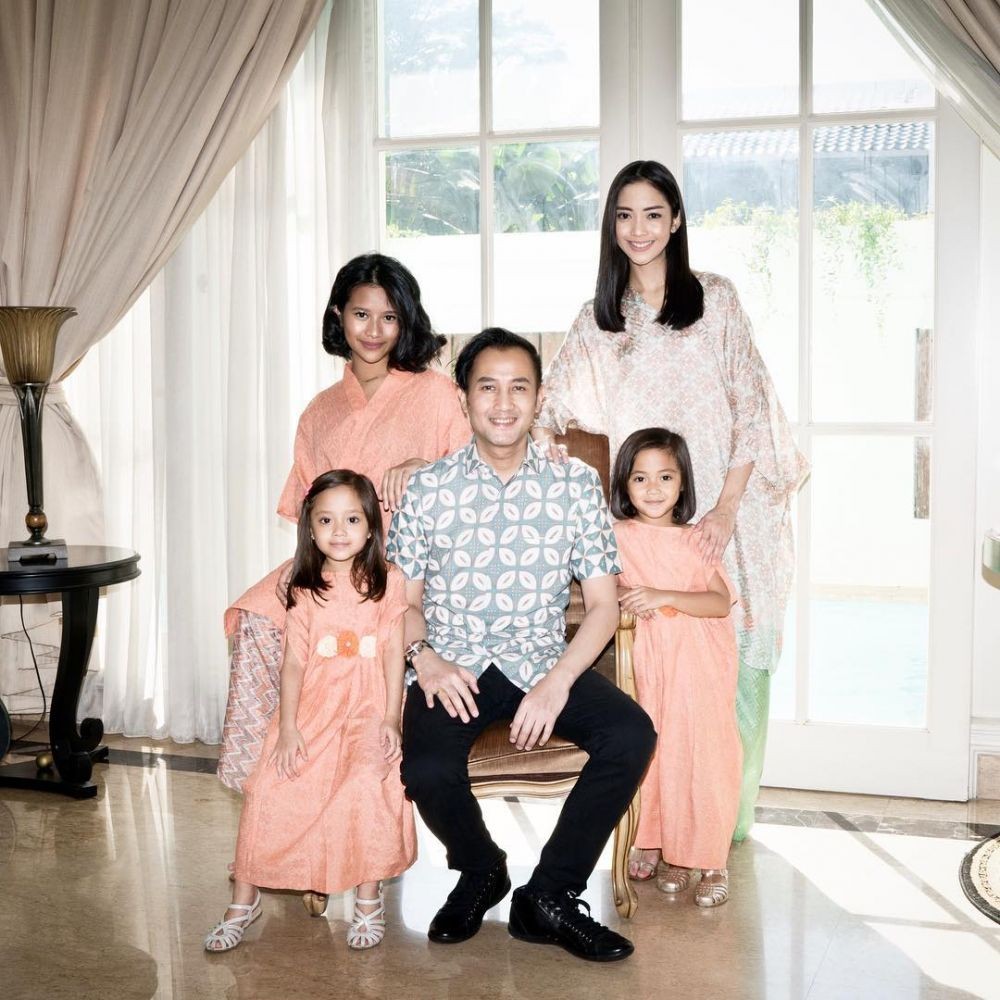 Intip Kekompakan Gaya Fashion Keluarga Ririn Dwi Ariyanti & Aldi Bragi