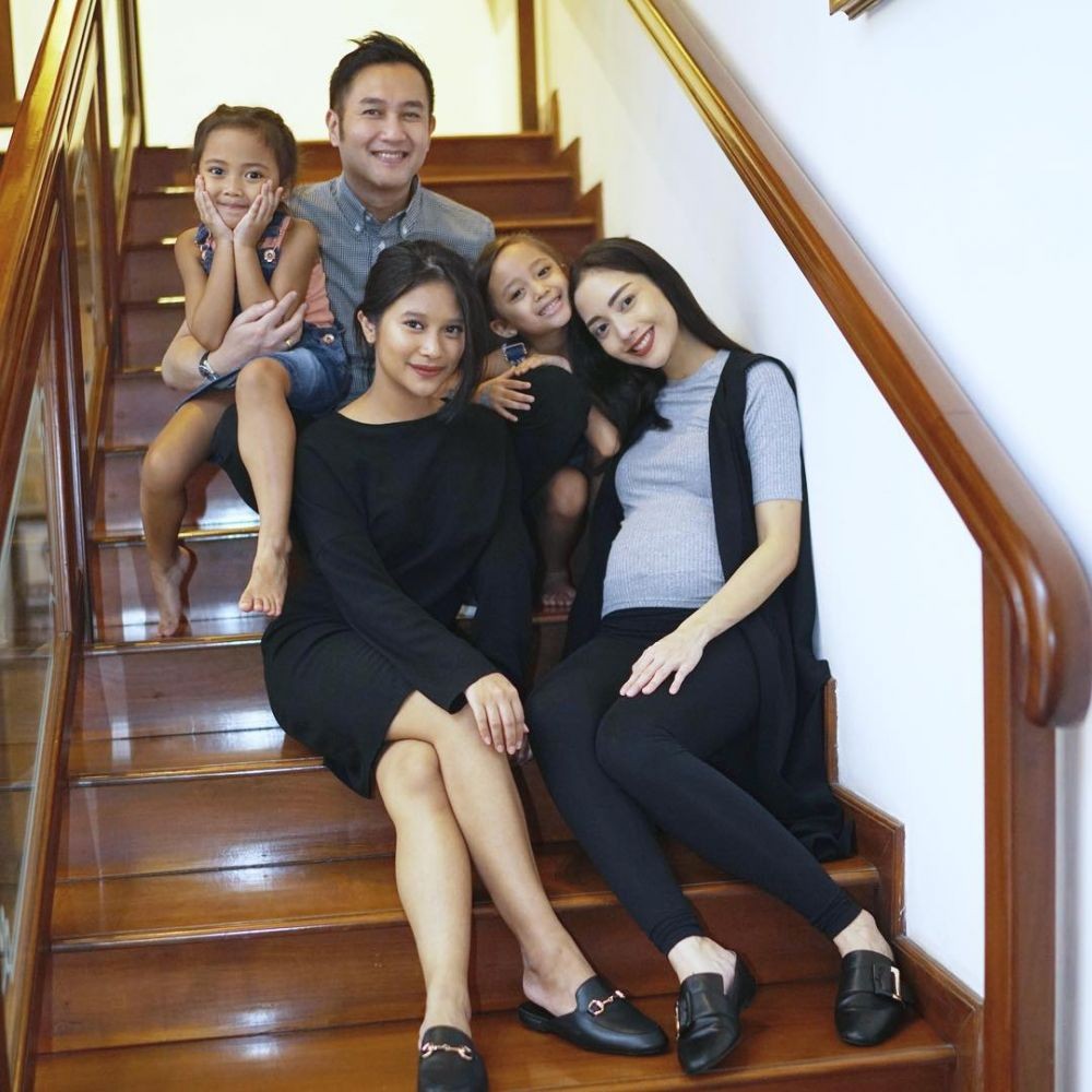 Intip Kekompakan Gaya Fashion Keluarga Ririn Dwi Ariyanti & Aldi Bragi