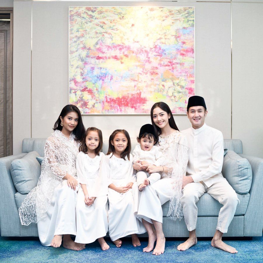 Intip Kekompakan Gaya Fashion Keluarga Ririn Dwi Ariyanti & Aldi Bragi