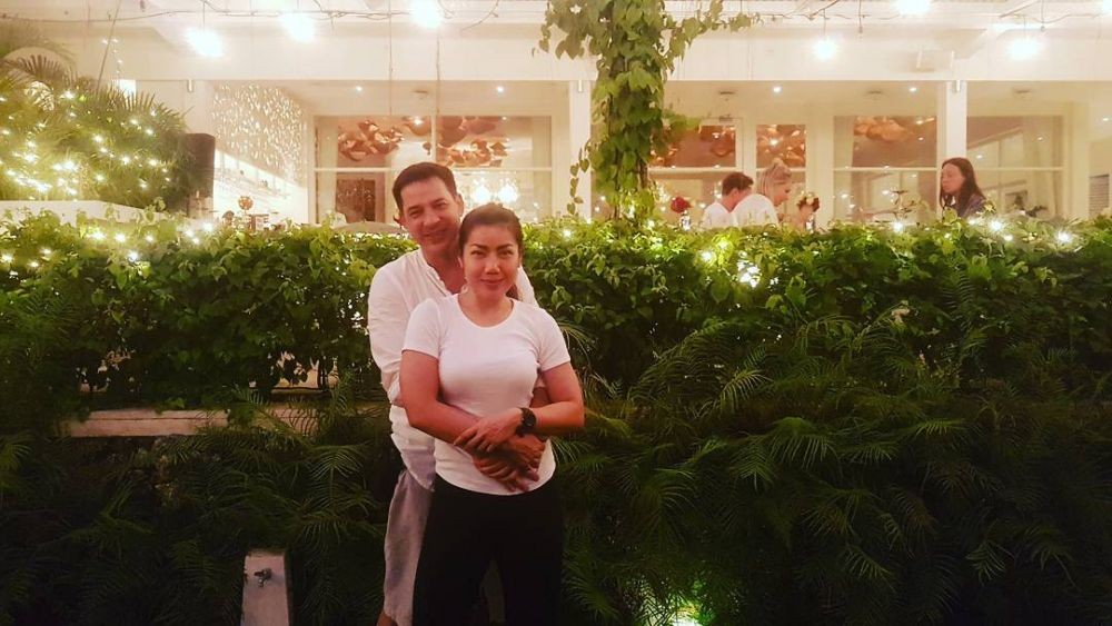 Wedding Anniversary ke-13, 10 Potret Mesra Ari Wibowo & Istri
