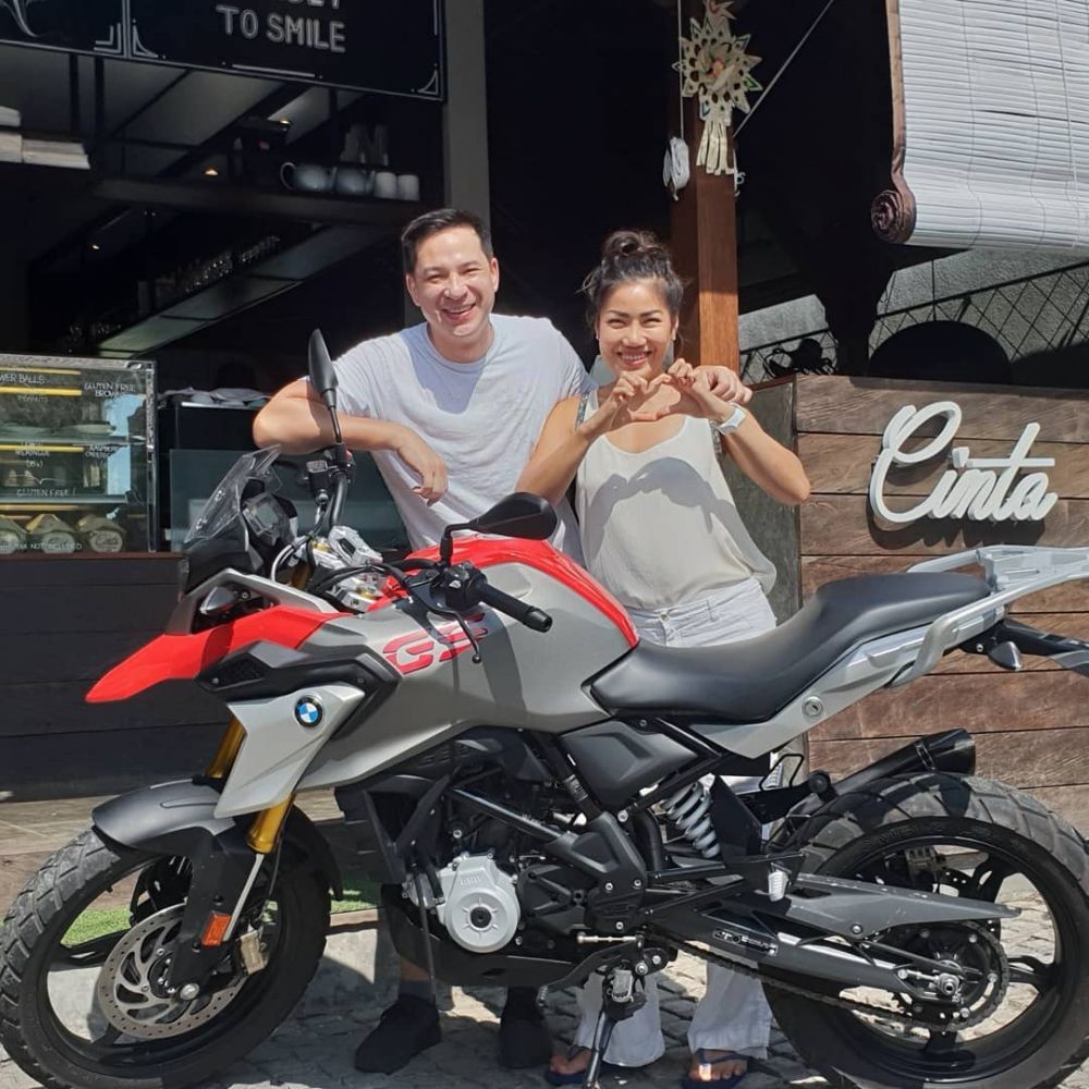 Wedding Anniversary ke-13, 10 Potret Mesra Ari Wibowo & Istri