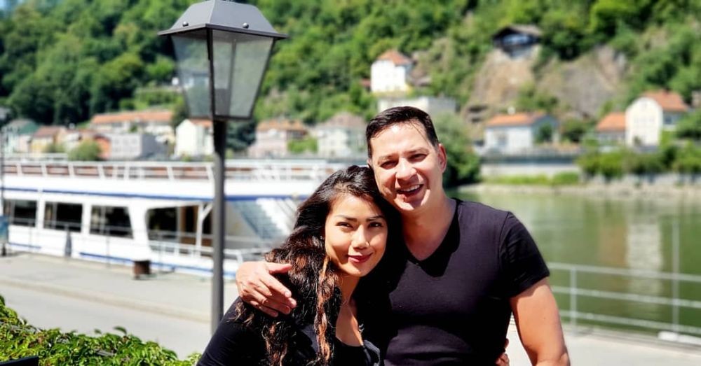 Wedding Anniversary ke-13, 10 Potret Mesra Ari Wibowo & Istri