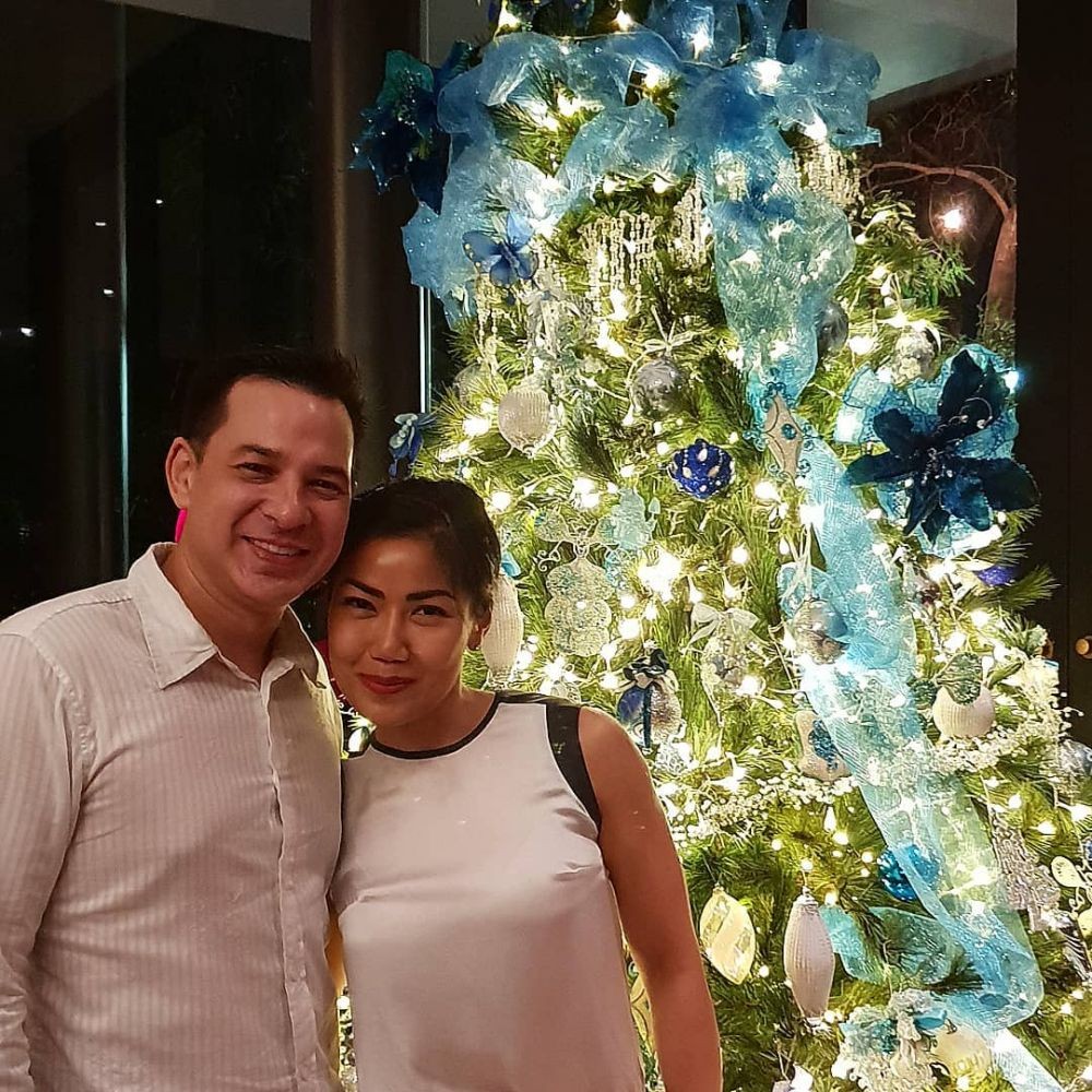 Wedding Anniversary ke-13, 10 Potret Mesra Ari Wibowo & Istri