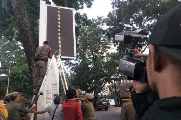 Nunggak Pajak, Satpol PP Segel 5 Videotron Mini di Bandung