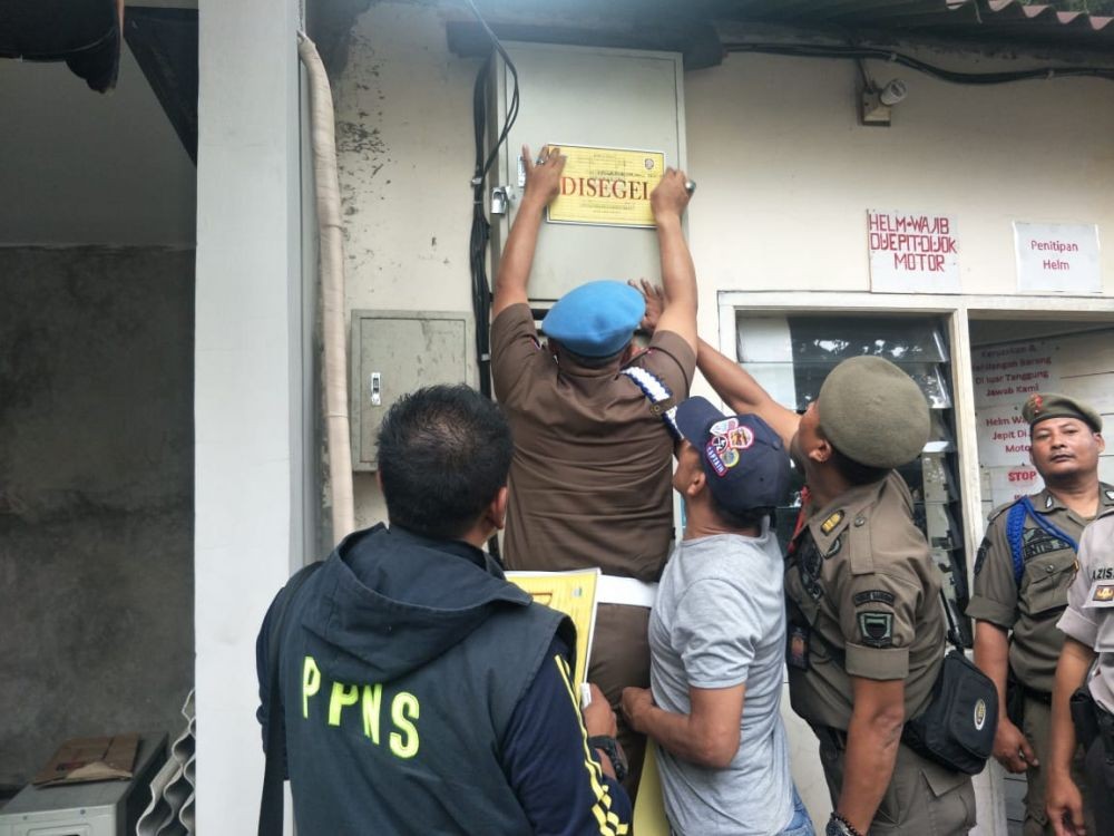 Satpol PP Kota Bandung Sapu Pedagang Mobil-Toko Dekat Gedung Sate