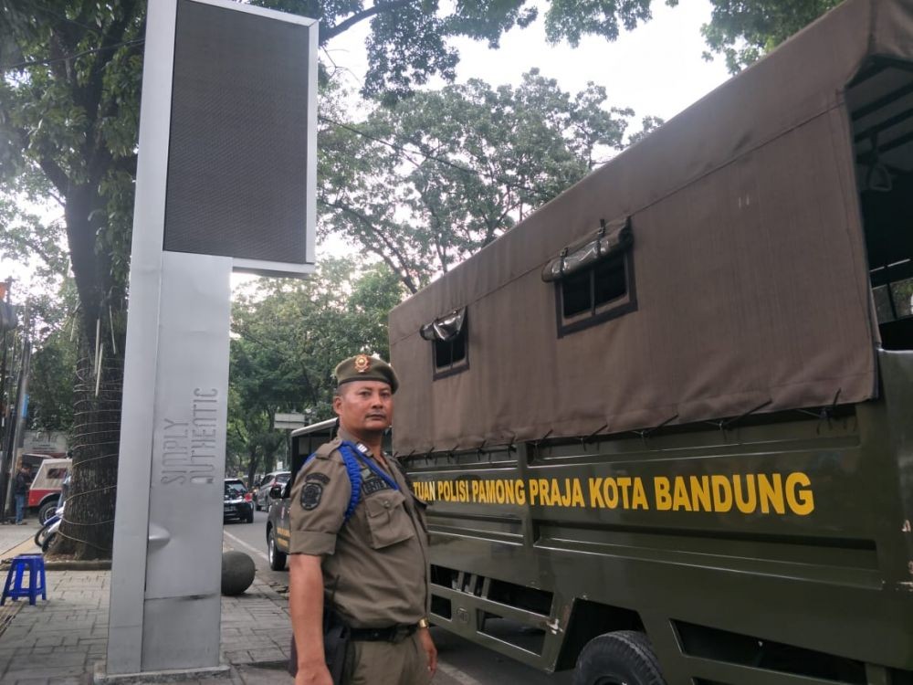 Nunggak Pajak, Satpol PP Segel 5 Videotron Mini di Bandung