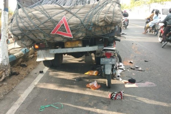 Tabrak Truk Parkir, Warga Surabaya Tewas di Sampang