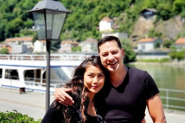 Wedding Anniversary ke-13, 10 Potret Mesra Ari Wibowo & Istri