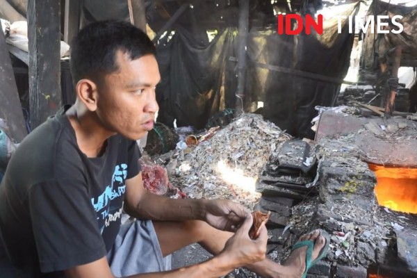 Warga Desa Tropodo yang Berdamai dengan Asap Plastik Impor