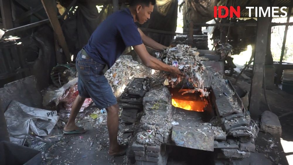 Belenggu Sampah Impor, Sulap Tropodo Jadi Desa Asap