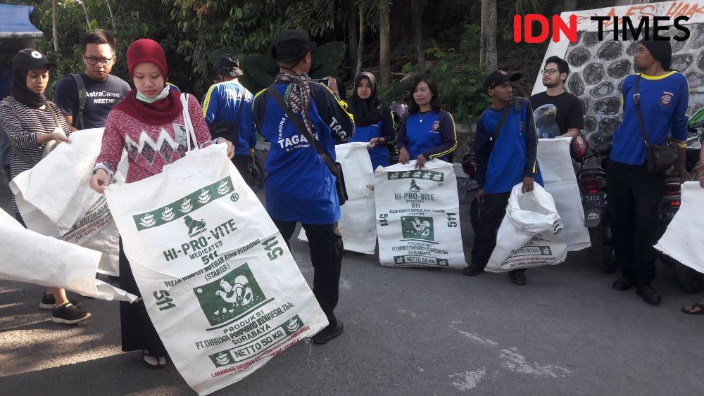 Galakkan 'Minggu Tanpa Plastik', Relawan Bersihkan Sampah di Kali Code