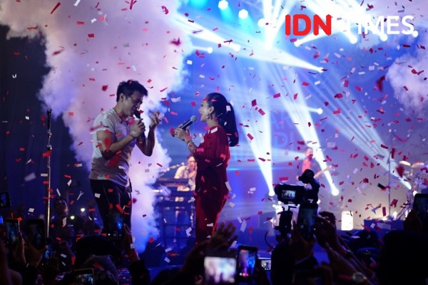 7 Potret Keseruan Konser Noah Featuring Sheila Majid di Makassar